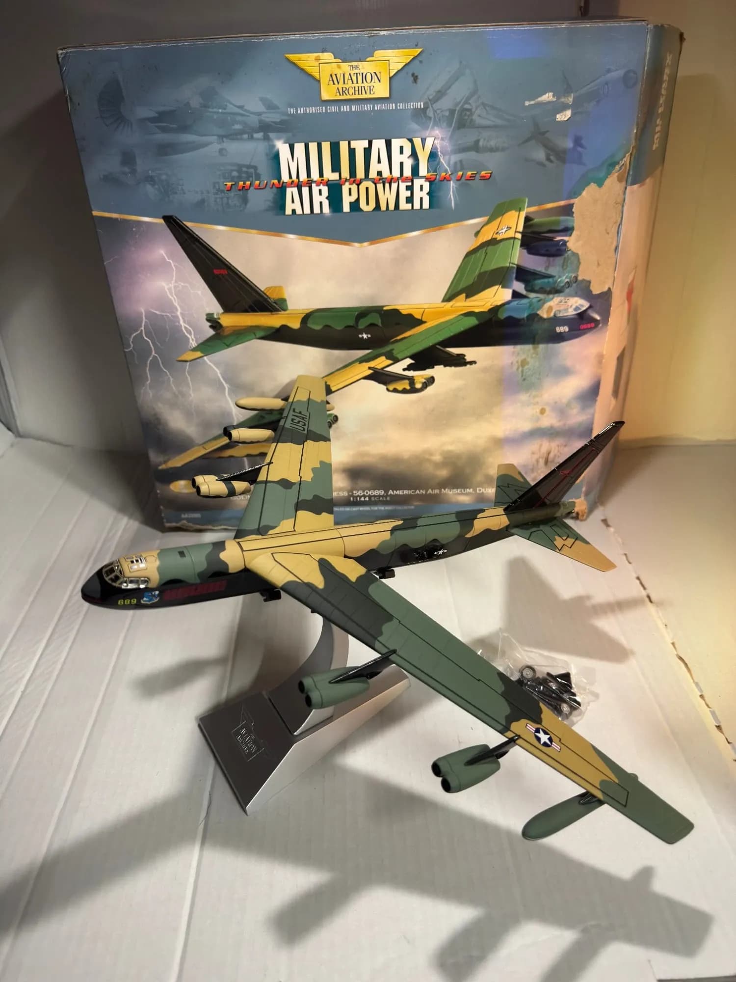 Corgi 1:144 Boeing B-52D Stratofortress Duxford United States Air Force AA33503 Diecast, photo 1