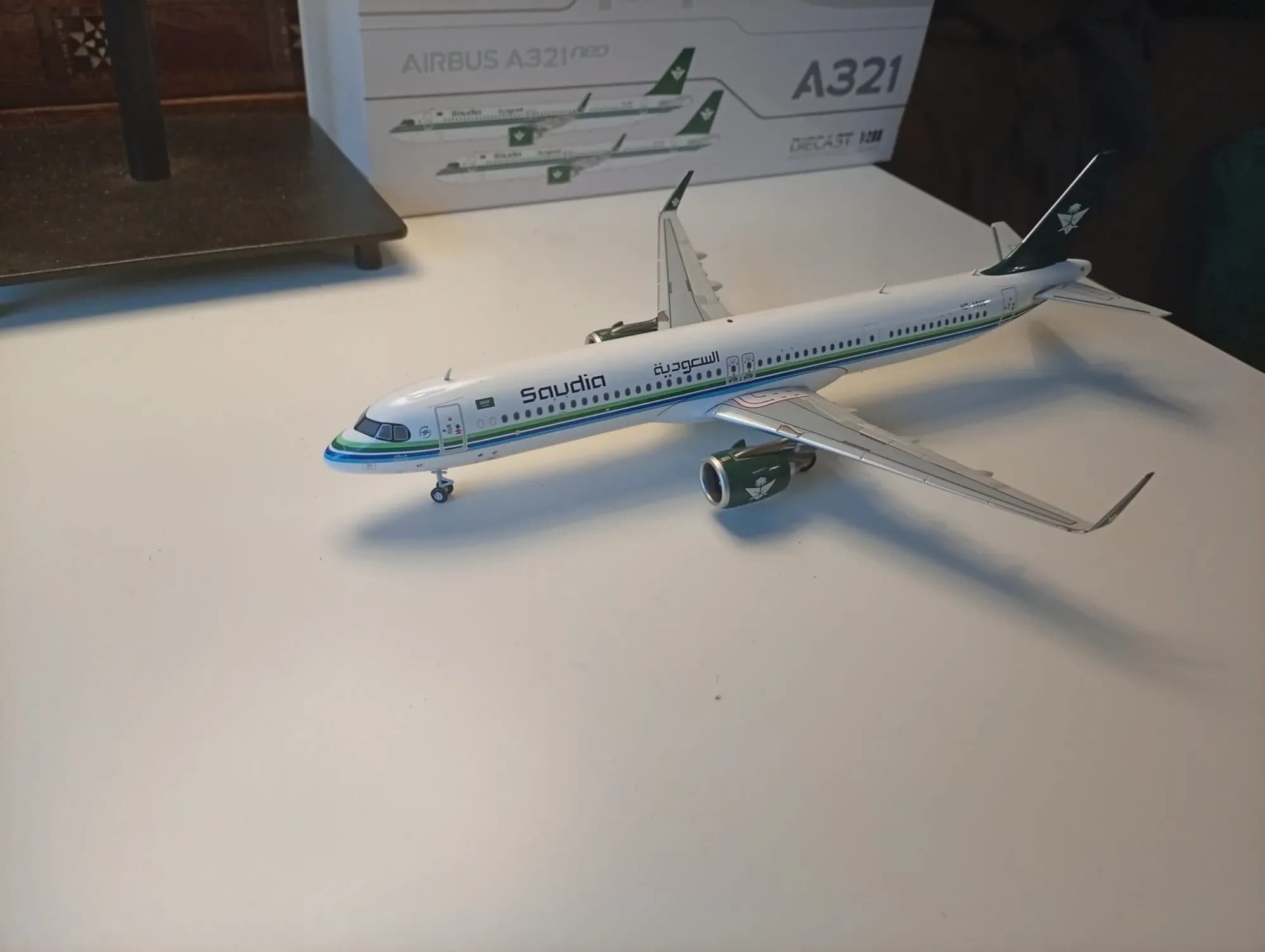 JC Wings 1:200 Swiss A321neo w/Stand HB-JPA 1:200 Scale JC Wings EW221N007 Diecast Swiss EW221N007, photo 1